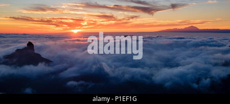 Roque Bentayga und Teide über den Wolken bei Sonnenuntergang, Gran Canaria, Kanarische Inseln, Spanien Stockfoto