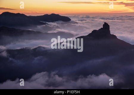 Roque Bentayga über den Wolken bei Sonnenuntergang, Gran Canaria, Kanarische Inseln, Spanien Stockfoto