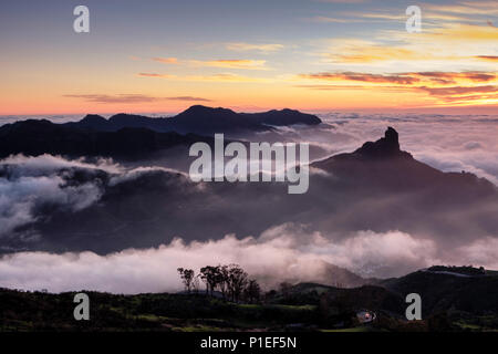 Roque Bentayga über den Wolken bei Sonnenuntergang, Gran Canaria, Kanarische Inseln, Spanien Stockfoto