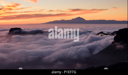 Teide über den Wolken bei Sonnenuntergang, Gran Canaria, Kanarische Inseln, Spanien Stockfoto