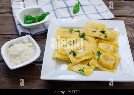Italienische Nudeln Tortelloni mit Ricotta und Spinat gefüllt Stockfoto