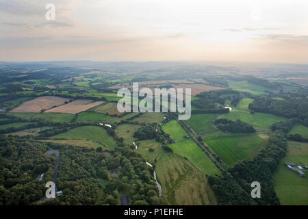 Ein Flug im Heißluftballon über S. Wiltshire, England, UK: Blick nach Westen am Abend von der Gondel des Ballons in Richtung Teffont Evias Stockfoto