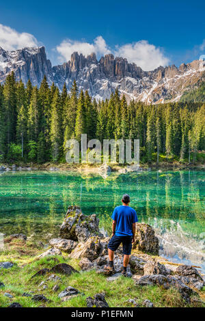 Lago di Carezza Karersee oder See mit Latemar Berg hinter der Gruppe, Nova Levante - Welschnofen, Trentino Alto Adige - Südtirol, Italien Stockfoto