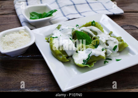 Italienische Nudeln Tortelloni mit Ricotta und Spinat gefüllt Stockfoto