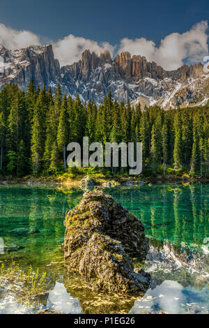 Lago di Carezza Karersee oder See mit Latemar Berg hinter der Gruppe, Nova Levante - Welschnofen, Trentino Alto Adige - Südtirol, Italien Stockfoto