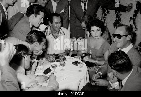 Beschreibung: E.Taylor visita España con su Segundo marido Michael Wilding. . Jahr: 1954. Stars: Elizabeth Taylor. Stockfoto