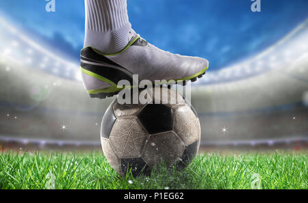 Fußball-Spieler mit soccerball im Stadion bereit für Wm Stockfoto