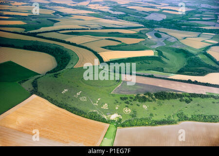 Die Fovant Badges und Chiselbury Eisenzeit Fort, Wiltshire, England, UK, von oben in einem Heißluftballon gesehen Stockfoto