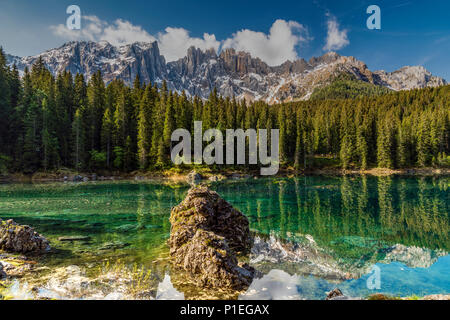 Lago di Carezza Karersee oder See mit Latemar Berg hinter der Gruppe, Nova Levante - Welschnofen, Trentino Alto Adige - Südtirol, Italien Stockfoto