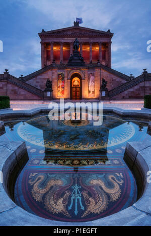 Beleuchtete National Gallery mit Springbrunnen, Berlin, Deutschland Stockfoto