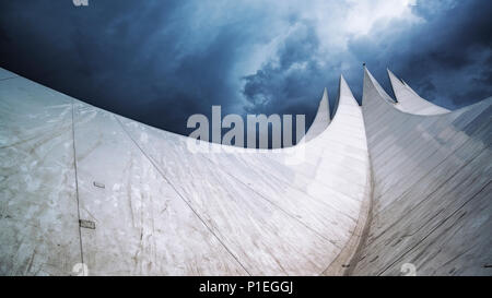 Sturmwolken über Tempodrom, Berlin, Deutschland Stockfoto