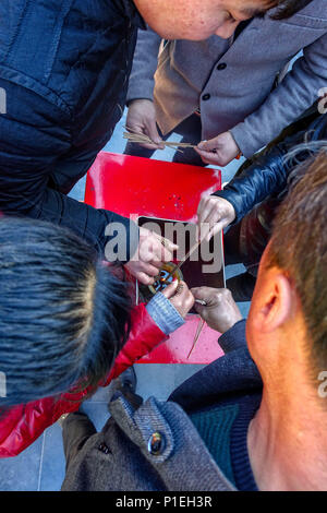 Peking, China - MÄRZ 10, 2016: Anbeter die Räucherstäbchen an Yonghegong Lamatempel in Peking, China, entzünden. Stockfoto