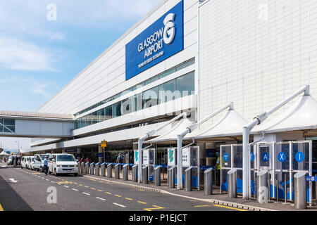 Fassade von Glasgow Flughafen mit dem Taxi Rank a auf der Fahrbahn, Glasgow, Schottland Stockfoto