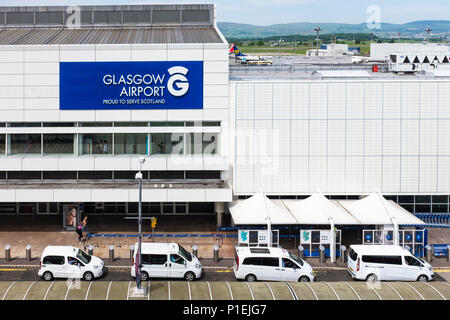 Fassade der Glasgow International Airport mit dem Taxi vor und hinter der Start- und Landebahnen, Glasgow, Schottland, Stockfoto
