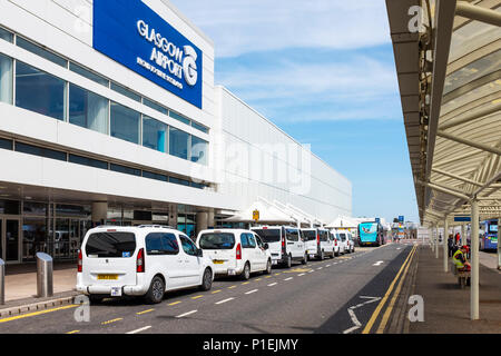 Vor dem Eingang zum Flughafen Glasgow mit dem Flughafen weiße Taxis am Taxistand, Glasgow < Schottland Stockfoto