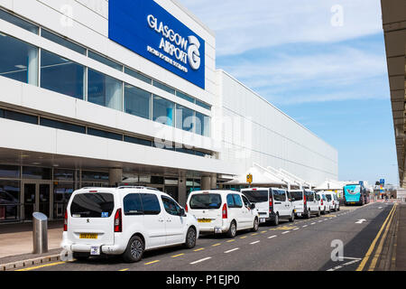 Haupteingang zum Glasgow Internationalen Flughafen mit der legendären weißen Taxis am Taxistand, Glasgow, Schottland, Stockfoto