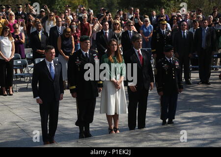 Brig. General John Deedrick, Stellvertretender Kommandierender General der 1 Special Forces Command (Airborne) ist von Herrn Patrick Murphy, Unterstaatssekretär im US-Army, Command Sgt. Maj. Bruce Holmes, Command Sgt. Maj. Der 3 Special Forces Group (Airborne), William Kennedy Smith, und Alexandra Pender, große Nichte der JFK, legen einen Kranz zu Ehren der JFK in Arlington, Va., Nov. 19, 2016. Die Veranstaltung würdigte der JFK Vision einer engagierten Aufstandsbekämpfung Kraft, eine Vision, die dazu beitrug, die Grünhelme in einem Elite Force rund um die Welt anerkannt (U.S. Armee Foto von Pfc. Christopher Stockfoto