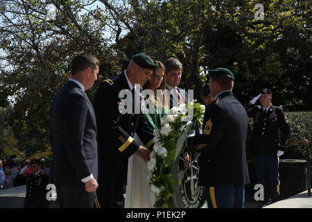 Brig. General John Deedrick, Stellvertretender Kommandierender General der 1 Special Forces Command (Airborne) ist von Herrn Patrick Murphy, Unterstaatssekretär im US-Army, Command Sgt. Maj. Bruce Holmes, Command Sgt. Maj. Der 3 Special Forces Group (Airborne), William Kennedy Smith, und Alexandra Pender, große Nichte der JFK, legen einen Kranz zu Ehren der JFK in Arlington, Va., Nov. 19, 2016. Die Veranstaltung würdigte der JFK Vision einer engagierten Aufstandsbekämpfung Kraft, eine Vision, die dazu beitrug, die Grünhelme in einem Elite Force rund um die Welt anerkannt (U.S. Armee Foto von Pfc. Christopher Stockfoto