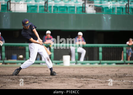 Ein Japan Air Verteidigung-kraft Südwesten Composite Air Division Mitglied nimmt ein Streik bei einem bei einem baseball spiel Oktober 15, 2016, auf der zellulären Stadion in Naha, Japan. Die SWCAD besiegten die Allstars 14-7. Das baseballspiel gebaut, Partnerschaft und Freundschaft zwischen den JASDF, US-Konsulat und US-service Mitglieder auf Okinawa stationiert. (U.S. Air Force Foto von älteren Flieger Omari Bernard) Stockfoto