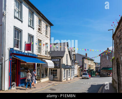 Buchhandlungen auf der Castle Street/Hohe Stadt im Zentrum der Stadt, Hay-on-Wye, Powys, Wales, Großbritannien Stockfoto