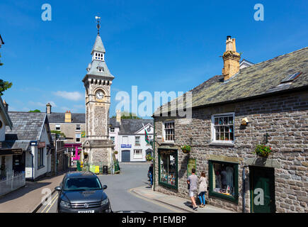 Clock Tower auf Lion Street im Stadtzentrum, Hay-on-Wye, Powys, Wales, Großbritannien Stockfoto
