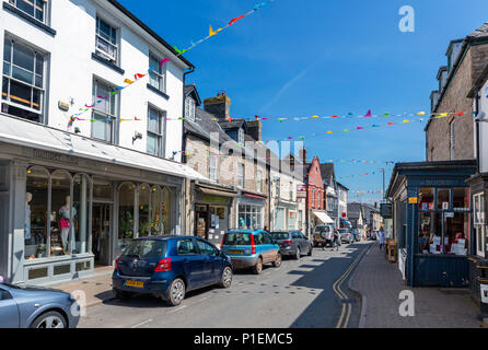 Die Geschäfte in der Castle Street im Stadtzentrum, Hay-on-Wye, Powys, Wales, Großbritannien Stockfoto