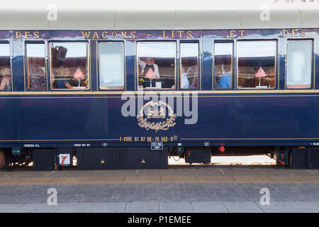Venice Simplon Orient Express Luxus Zug in Venedig, St Lucia, Italien mit Passagieren in den Abteilen mit den Insignien in der Mitte o Stockfoto