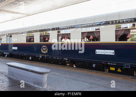 Venice Simplon Orient Express Luxus Zug in Venedig, St Lucia Bahnhof (Ferrovia), Venedig, Venetien, Italien, Schlafwagen mit leeren Bank auf der Plattform Stockfoto