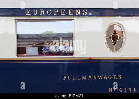 Venice Simplon Orient Express Luxus Zug in Venedig, St Lucia Bahnhof (Ferrovia), Venetien, Italien mit ungewöhnlichen Passagieren - teddybär Maskottchen, Spielzeug ich Stockfoto