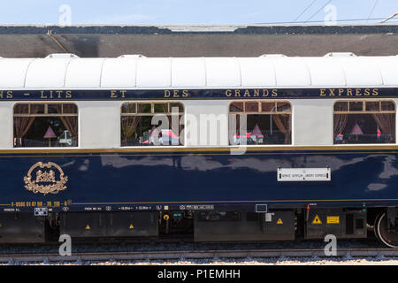 Venice Simplon Orient Express Luxus Zug in Venedig St Lucia, Venedig, Venetien, Italien, Schlafwagen mit Wappen, Insignien auf Schlitten, Waggon Stockfoto