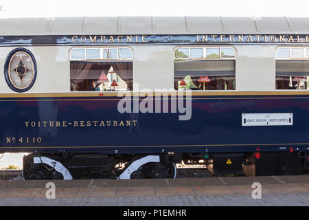 Venice Simplon Orient Express Luxus Zug in Venedig St Lucia, Venedig, Venetien, Italien. Restaurant, auto, Car, Wagen, mit Vorzeichen clo Stockfoto