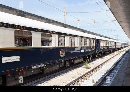 Venice Simplon Orient Express Luxus Zug in Venedig St Lucia, Venedig, Venetien, Italien. Zurück Blick auf Plattform, Zeichen, Emblem, Stockfoto