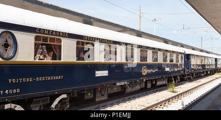 Venice Simplon Orient Express Luxus Zug in Venedig, St Lucia, Italien. Restaurant Wagen und Kutschen an Plattform zurückweichenden anzeigen Stockfoto