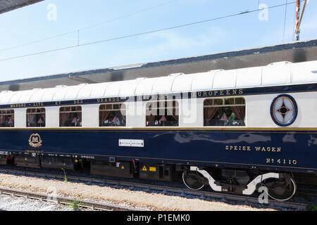 Venice Simplon Orient Express Luxus Zug in Venedig St Lucia, Venedig, Venetien, Italien. Speisewagen, restaurant Auto, Wagen, Logo, Emblem Stockfoto