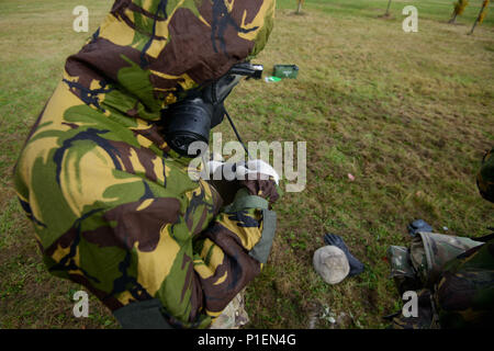 Ein Mitglied der Britischen Streitkräfte zu einem lokalen Gerät zugeordnet ist, führt ein trinken Bohren auf chièvres Air Base, Belgien, Okt. 18, 2016. Die britischen Truppen unter Aufsicht der britischen Joint European Training Team ausgebildet. (U.S. Armee Foto von visuellen Informationen Spezialist Pierre-Etienne Courtejoie) Stockfoto
