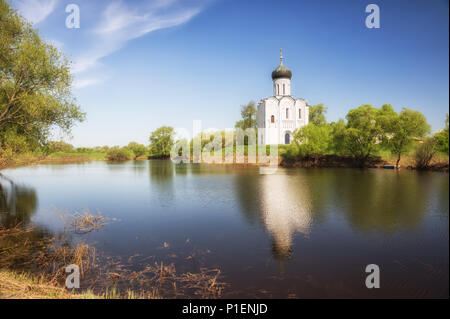 Malerische Landschaft mit Kirche der Fürsprache der Heiligen Jungfrau auf Nerl Fluss, Bogolyubovo, Russland Stockfoto