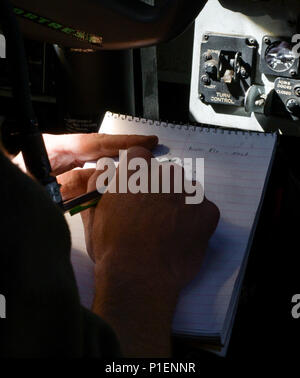 Kapitän Lance Adsit, 20 Bomb Squadron Pilot, nimmt mission Notizen aus dem Cockpit eines B-52 Stratofortress im Luftraum über dem Golf von Mexiko Oktober 13, 2016. Zwei B-52 s von Barksdale Air Force Base, La und zwei B-1 Lancers von Dyess Air Force Base, Texas, flogen zusammen und führte mehr als 200 simulierten Rakete startet als Teil einer Waffen Schule Integration ausüben. (U.S. Air Force Foto/Senior Airman Curt Strand) Stockfoto