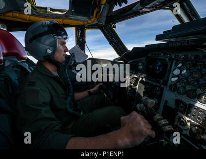 Kapitän Lance Adsit, 20 Bomb Squadron Pilot, beobachtet ein Ziel während eines simulierten Waffe Release aus dem Luftraum über dem Golf von Mexiko Oktober 13, 2016. Die B-52 Stratofortress pilotiert von Adsit flog mit einem anderen B-52 von Barksdale Air Force Base, La und zwei B-1 Lancers von Dyess Air Force Base, Texas, als Teil einer Waffen Schule Integration ausüben. (U.S. Air Force Foto/Senior Airman Curt Strand) Stockfoto