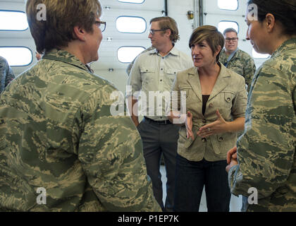 Jessica Flynn, CEO von Red Sky Öffentlichkeitsarbeit, Gespräche mit Kol. Stephanie Sheppard, 124 Mission Support Group Commander, und Oberstleutnant Elizabeth Sumner, 124 Bauingenieur Squadron Commander, vor als 124 Bauingenieur Squadron honorary Commander 01.10.2016 Gowen Field, Boise, Idaho vereidigt zu werden. (U.S. Air National Guard Foto von Tech. Sgt. Joshua C. Allmaras/Freigegeben) Stockfoto