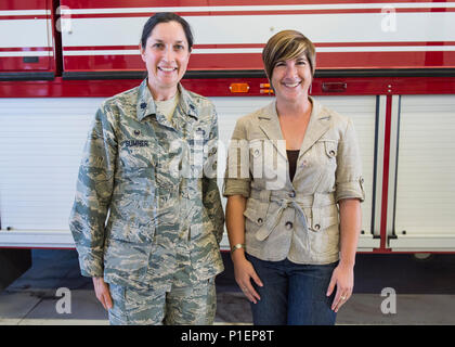 Oberstleutnant Elizabeth Sumner, 124 Bauingenieur Squadron Commander, und Jessica Flynn, CEO von Red Sky Public Relations und 124 CE honorary Commander, für ein Foto posieren nach honorary Commander Zeremonie Okt. 1, 2016 Gowen Field, Boise, Idaho. Flynn war als der 124 CE honorary Commander während der Zeremonie vereidigt. (U.S. Air National Guard Foto von Tech. Sgt. Joshua C. Allmaras/Freigegeben) Stockfoto