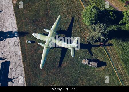 Über drone Ansicht onmilitary Propeller Transportflugzeuge. Military Airfield Stockfoto