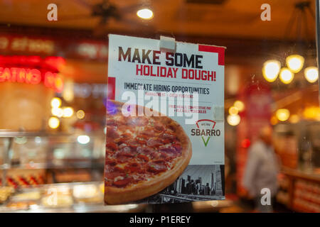 Ein Schild im Fenster eines Sbarro italienischen Restaurant in New York berät potenzielle Bewerber die Chancen, im Restaurant, am Dienstag gesehen zur Verfügung, 29. Mai 2018. (Â© Richard B. Levine) Stockfoto