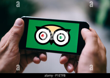 Nahaufnahme des iPhone Bildschirm mit TRIPADVISOR MESSENGER Logo oder Symbol auf dem Smartphone Stockfoto