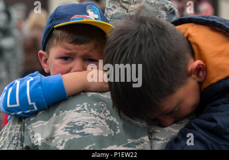 Zwei Jungen umarmte ihren Vater, einen Flieger zu seiner 606. Air Control Squadron zugewiesen, während Homecoming der Geschwader zu Spangdahlem Air Base, Germany, Oktober 20, 2016. Der Squadron Rückkehr fand im Vorfeld der bevorstehenden Umzug von Spangdahlem zu Aviano Air Base, Italien, im Jahr 2017 im Rahmen der Europäischen Konsolidierung der Infrastruktur planen. (U.S. Air Force Foto von älteren Flieger Dawn M. Weber) Stockfoto