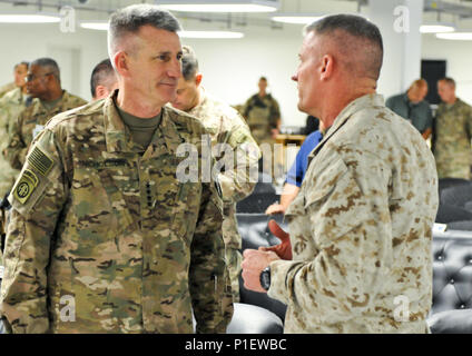 Die NATO der entschlossenen Unterstützung Mission Commander, John Nicholson, erörtert die aktuelle Strategie für den Süden Afghanistans mit US Marine Corps Brig. Gen. Roger Turner bei Kandahar Air Field. Abdullah Habibi, die aghanistan Minister für Verteidigung, Mohammed Masoom Stanekzai, Direktor der nationalen Direktion für Sicherheit, und der entschlossenen Unterstützung der NATO Mission Commander, John Nicholson reiste in der Provinz Kandahar mit dem kanadischen Botschafter in Afghanistan, Ken Neufeld, die Sicherheitslage im Süden Afghanistans zu diskutieren und identifizieren Sie die nationale und internationale Unterstützung wird am besten die Bedürfnisse der Treffen Stockfoto