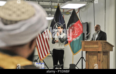 Mohammed Masoom Stanekzai, Direktor der nationalen Direktion für Sicherheit spricht über die aktuelle Situation in Afghanistan Kandahar Air Field. Abdullah Habibi, die aghanistan Minister für Verteidigung, Mohammed Masoom Stanekzai, Direktor der nationalen Direktion für Sicherheit, und der entschlossenen Unterstützung der NATO Mission Commander, John Nicholson reiste in der Provinz Kandahar mit dem kanadischen Botschafter in Afghanistan, Ken Neufeld, die Sicherheitslage im Süden Afghanistans zu diskutieren, was die Nationale und internationale Unterstützung wird am besten die Bedürfnisse der Menschen zu erfüllen. Stockfoto