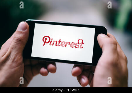 Nahaufnahme des iPhone Bildschirm mit PINTEREST APP LOGO oder SYMBOL Stockfoto