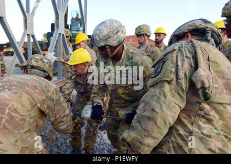 Us-Armee Fallschirmjäger auf die 173Rd Airborne Brigade zugeordnet, die 54Th Brigade Engineer Battalion und italienischen Soldaten aus dem 2 Engineer Regiment Pointieri Piacenza, arbeiten zusammen, um die Stücke der Brücke während der Übung der Schock in Livorno Livorno Army Depot, Italien, Oktober 22, 2016 zu montieren. Livorno Schock ist eine kombinierte Bereitschaft Übung entwickelt US-Fallschirmjäger mit River Crossing Fähigkeiten vertraut zu machen und wird durch 2. der Italienischen Armee Engineer Regiment Pointieri geführt. Die 173Rd Airborne Brigade ist der US-Armee Contingency Response Force in Europa, die schnelle Bereitstellung - deployi Stockfoto