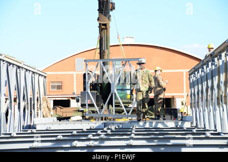 Us-Armee Fallschirmjäger auf die 173Rd Airborne Brigade zugeordnet, die 54Th Brigade Engineer Battalion und italienischen Soldaten aus dem 2 Engineer Regiment Pointieri Piacenza arbeiten zusammen, um die Komponenten einer Brücke während der Übung Livorno Schock bei Livorno Army Depot, Italien, Oktober 22, 2016 zu montieren. Livorno Schock ist eine kombinierte Bereitschaft Übung entwickelt US-Fallschirmjäger mit River Crossing Fähigkeiten vertraut zu machen und wird durch 2. der Italienischen Armee Engineer Regiment Pointieri geführt. Die 173Rd Airborne Brigade ist der US-Armee Contingency Response Force in Europa, die schnelle Bereitstellung - deplo Stockfoto