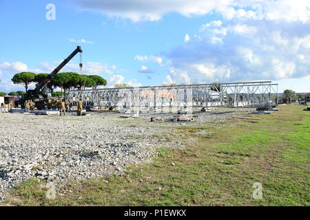 Us-Armee Fallschirmjäger auf die 173Rd Airborne Brigade zugeordnet, die 54Th Brigade Engineer Battalion und italienischen Soldaten aus dem 2 Engineer Regiment Pointieri Piacenza arbeiten zusammen, um die Komponenten einer Brücke während der Übung Livorno Schock bei Livorno Army Depot, Italien, Oktober 22, 2016 zu montieren. Livorno Schock ist eine kombinierte Bereitschaft Übung entwickelt US-Fallschirmjäger mit River Crossing Fähigkeiten vertraut zu machen und wird durch 2. der Italienischen Armee Engineer Regiment Pointieri geführt. Die 173Rd Airborne Brigade ist der US-Armee Contingency Response Force in Europa, die schnelle Bereitstellung - deplo Stockfoto